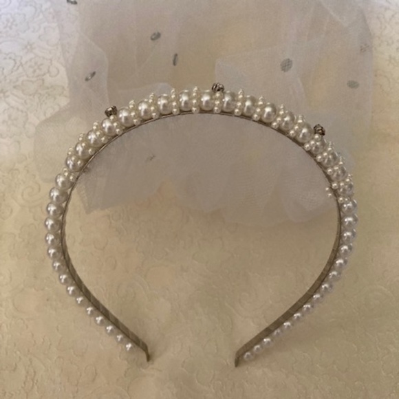 Vintage Pearl Headband With Tulle Veil - Picture 4 of 15